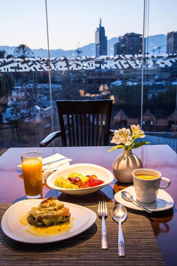 Hotel Cumbres Lastarria Santiago Exterior photo Breakfast at the hotel