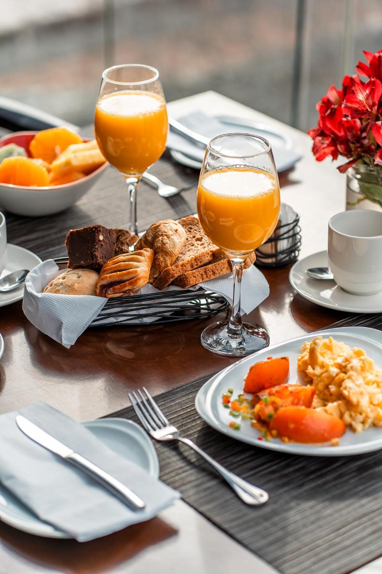 Hotel Cumbres Lastarria Santiago Exterior photo A breakfast at the hotel