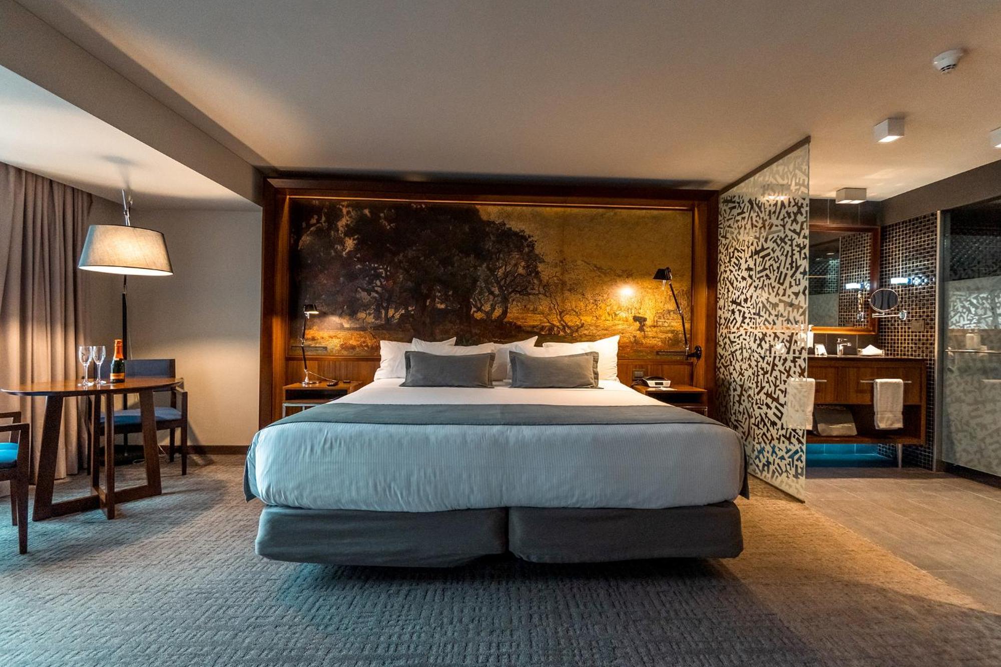Hotel Cumbres Lastarria Santiago Exterior photo A suite at the hotel
