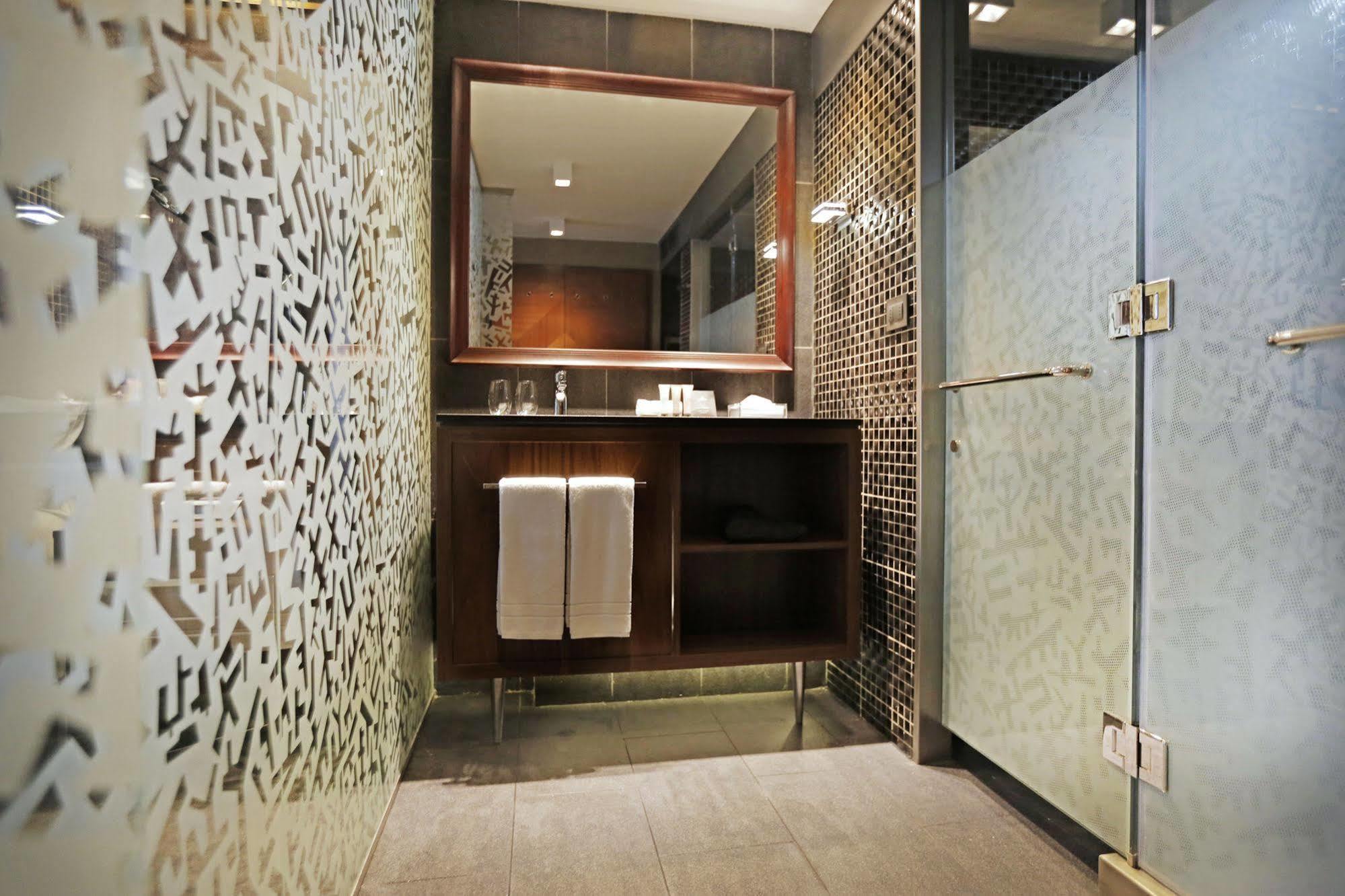 Hotel Cumbres Lastarria Santiago Exterior photo Bathroom