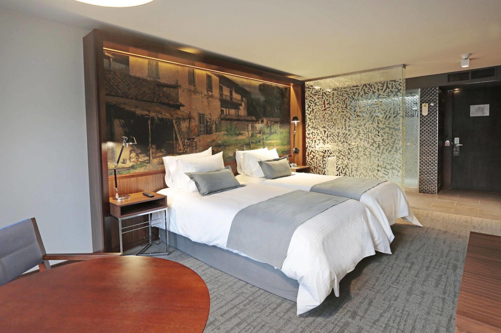 Hotel Cumbres Lastarria Santiago Exterior photo A room at the hotel